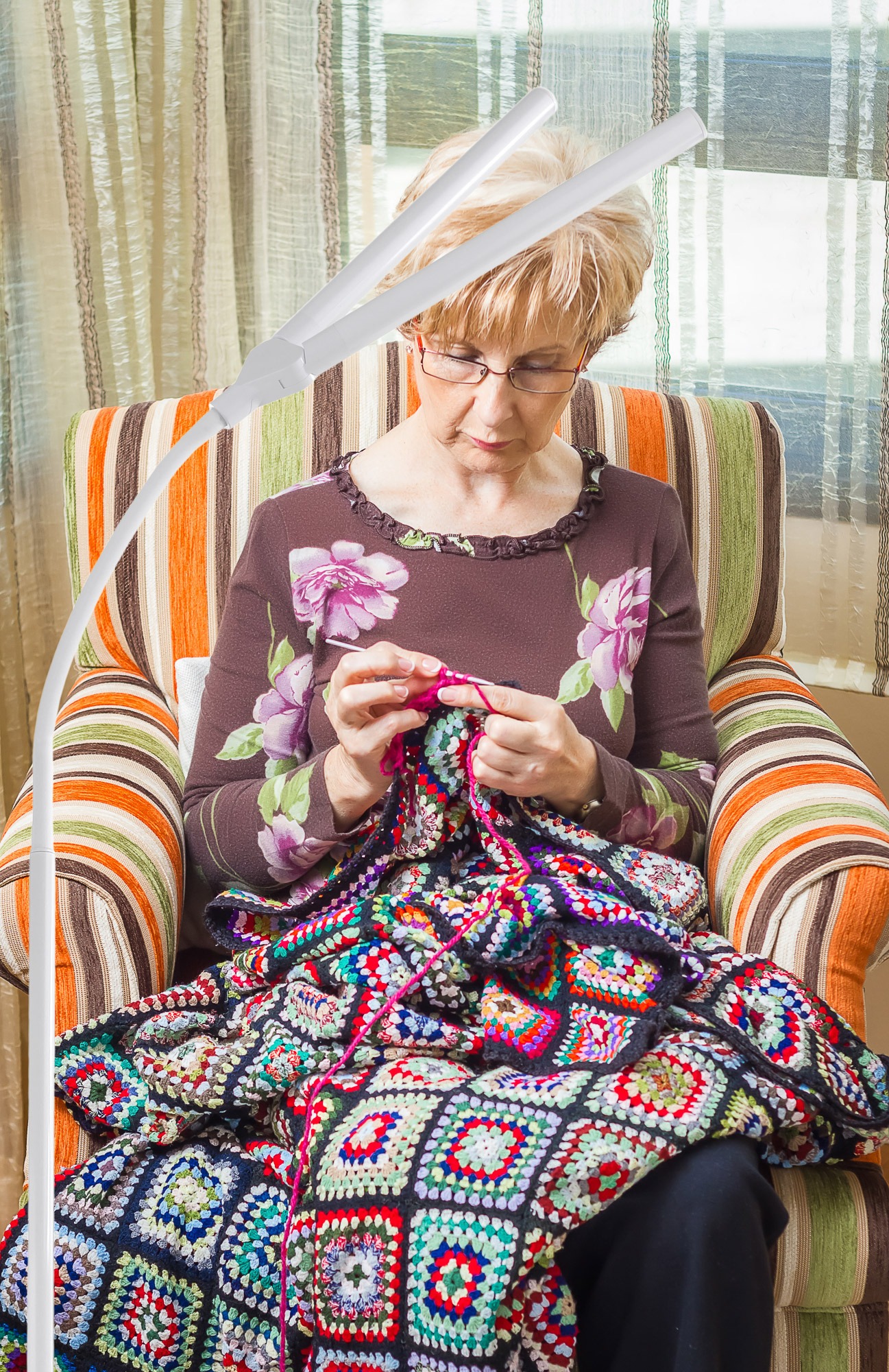 Daylight DuoLamp Floor with woman knitting