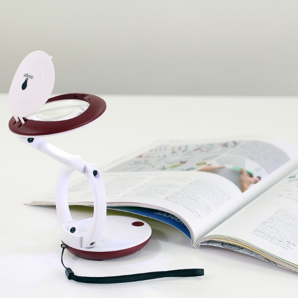 Daylight YoYo Magnifier with book