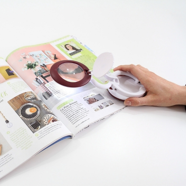 Daylight YoYo Magnifier with Magazine