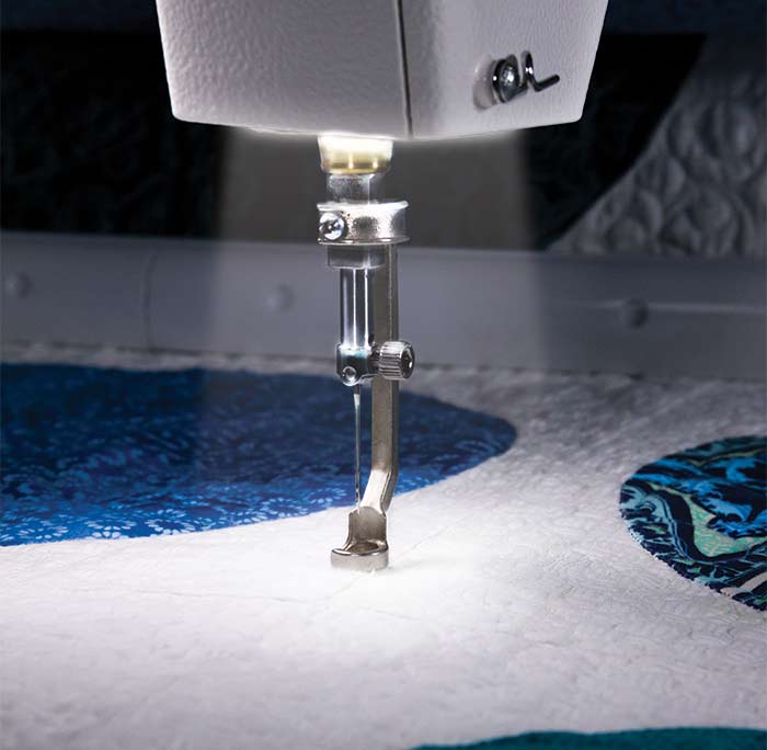 Integrated LED Work Lights on Grace Q'nique 21 Pro Longarm