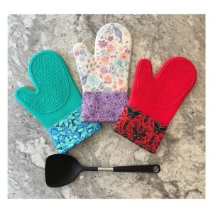 around The Bobbin hot Stuff Mitt main Product Image